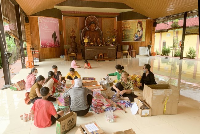 “Returning besides the Buddha on Mid-Autumn Festival for Kids of Suoi Phap Pagoda, Tay Ninh.