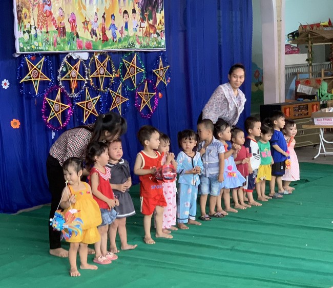 “Returning besides the Buddha on Mid-Autumn Festival for Kids of Suoi Phap Pagoda, Tay Ninh.