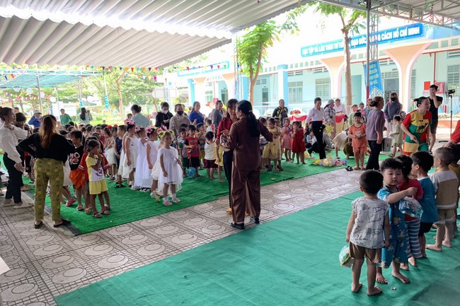 “Returning besides the Buddha on Mid-Autumn Festival for Kids of Suoi Phap Pagoda, Tay Ninh.