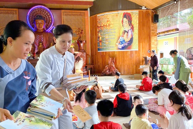 “Returning besides the Buddha on Mid-Autumn Festival for Kids of Suoi Phap Pagoda, Tay Ninh.
