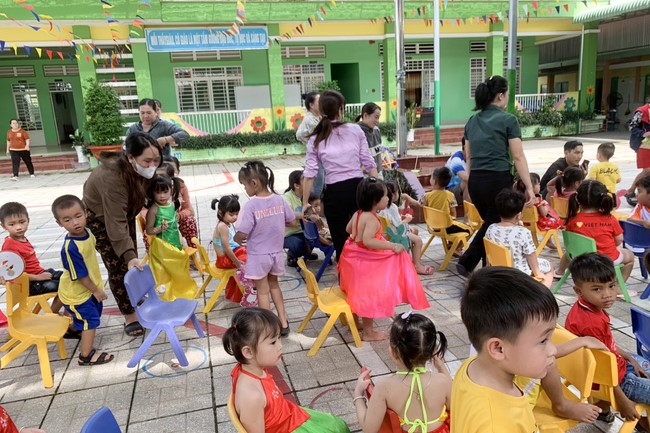 “Returning besides the Buddha on Mid-Autumn Festival for Kids of Suoi Phap Pagoda, Tay Ninh.