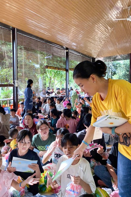 “Returning besides the Buddha on Mid-Autumn Festival for Kids of Suoi Phap Pagoda, Tay Ninh.