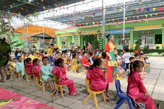 “Returning besides the Buddha on Mid-Autumn Festival for Kids of Suoi Phap Pagoda, Tay Ninh.