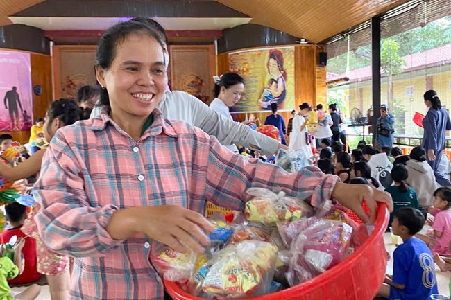 “Returning besides the Buddha on Mid-Autumn Festival for Kids of Suoi Phap Pagoda, Tay Ninh.