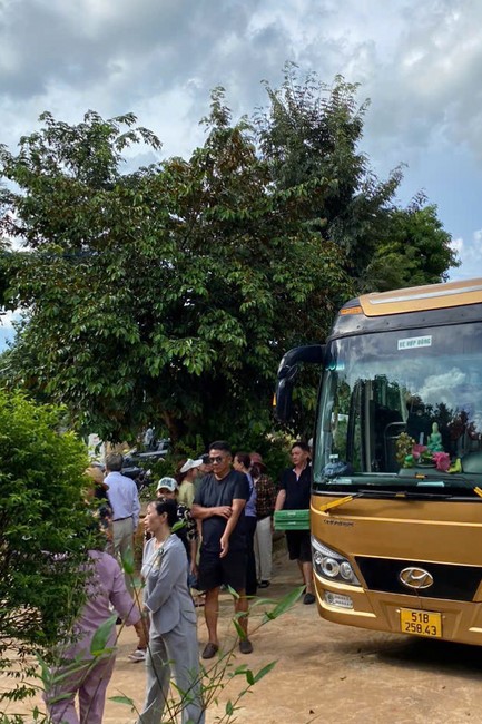 “Returning besides the Buddha on Mid-Autumn Festival for Kids of Suoi Phap Pagoda, Tay Ninh.