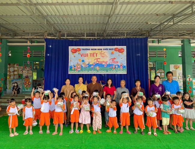 “Returning besides the Buddha on Mid-Autumn Festival for Kids of Suoi Phap Pagoda, Tay Ninh.