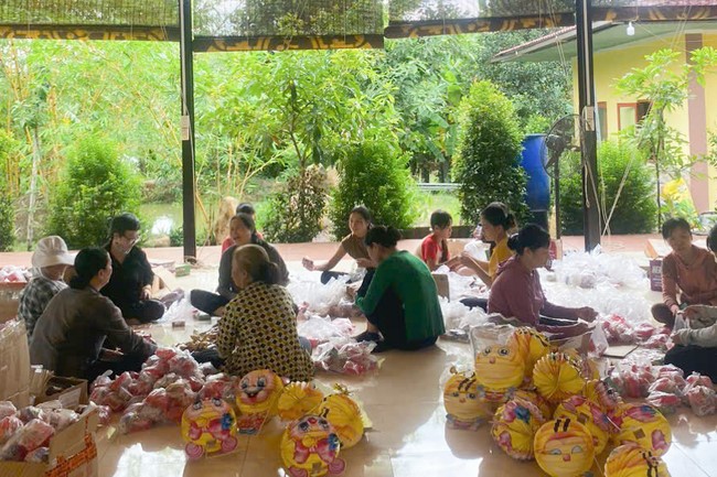 “Returning besides the Buddha on Mid-Autumn Festival for Kids of Suoi Phap Pagoda, Tay Ninh.