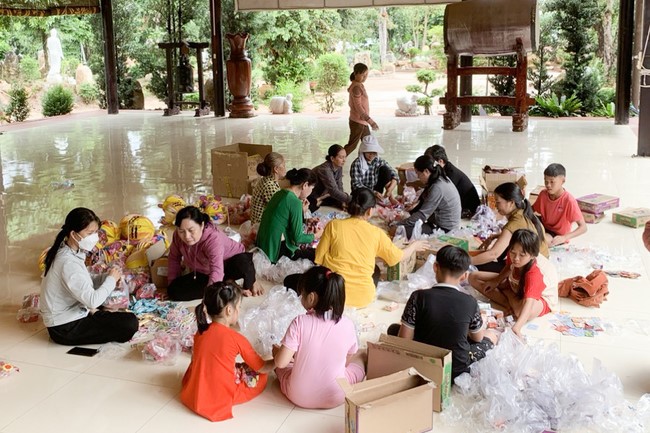 “Returning besides the Buddha on Mid-Autumn Festival for Kids of Suoi Phap Pagoda, Tay Ninh.