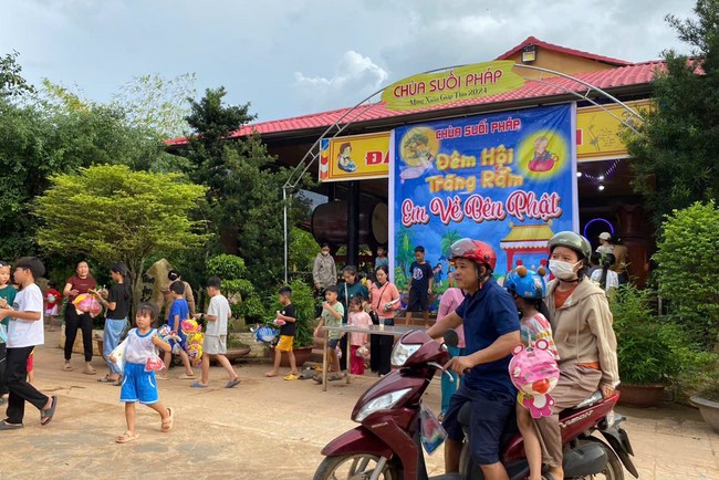 “Returning besides the Buddha on Mid-Autumn Festival for Kids of Suoi Phap Pagoda, Tay Ninh.