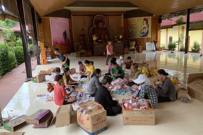 “Returning besides the Buddha on Mid-Autumn Festival for Kids of Suoi Phap Pagoda, Tay Ninh.