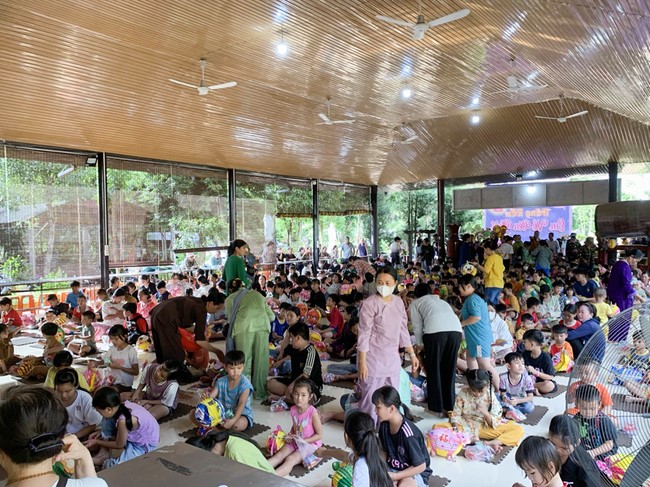 “Returning besides the Buddha on Mid-Autumn Festival for Kids of Suoi Phap Pagoda, Tay Ninh.
