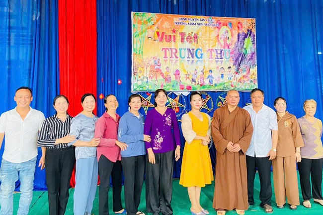 “Returning besides the Buddha on Mid-Autumn Festival for Kids of Suoi Phap Pagoda, Tay Ninh.