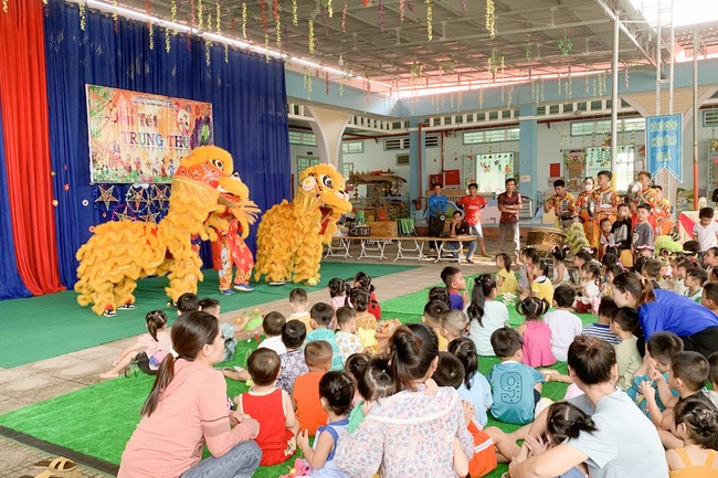 “Returning besides the Buddha on Mid-Autumn Festival for Kids of Suoi Phap Pagoda, Tay Ninh.