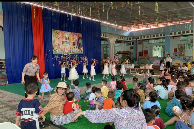 “Returning besides the Buddha on Mid-Autumn Festival for Kids of Suoi Phap Pagoda, Tay Ninh.