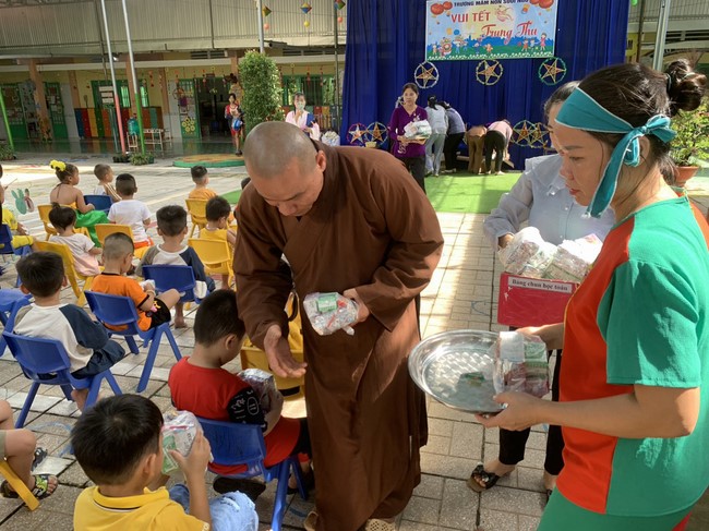 “Returning besides the Buddha on Mid-Autumn Festival for Kids of Suoi Phap Pagoda, Tay Ninh.
