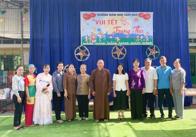 “Returning besides the Buddha on Mid-Autumn Festival for Kids of Suoi Phap Pagoda, Tay Ninh.