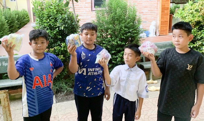 “Returning besides the Buddha on Mid-Autumn Festival for Kids of Suoi Phap Pagoda, Tay Ninh.