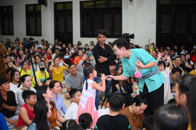 Full-Moon Festival performance program