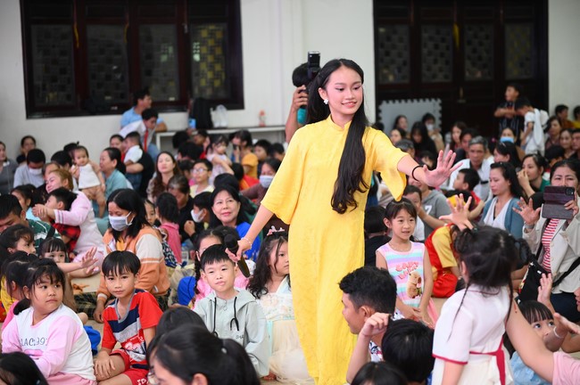 Full-Moon Festival performance program