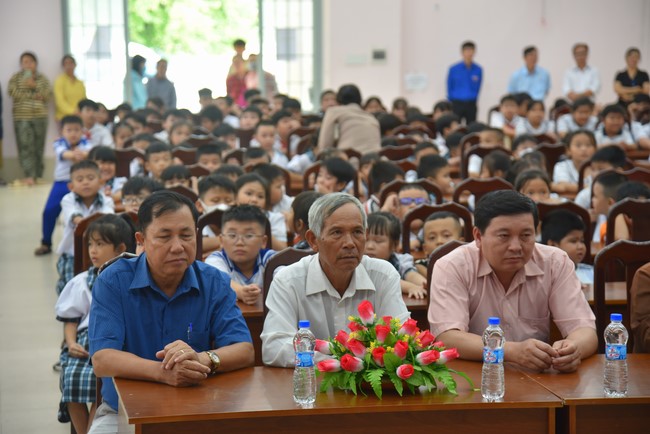 Ban Từ Thiện: Tặng quà Trung Thu cho các em học sinh thuộc xã Đôn Thuận, huyện Trảng Bàng, tỉnh Tây Ninh