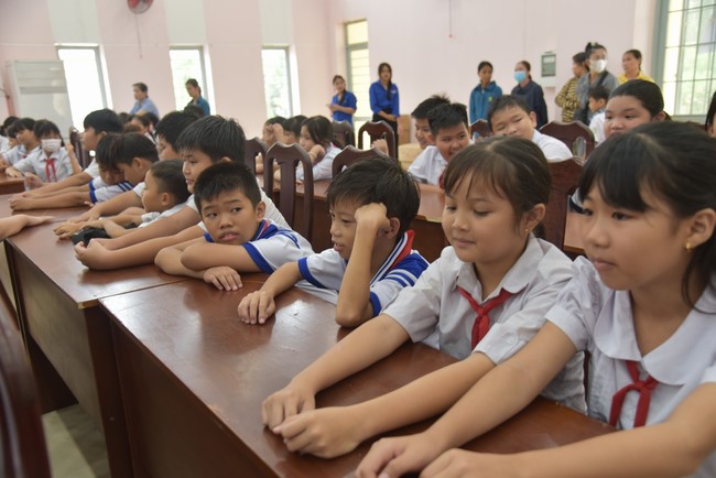 Ban Từ Thiện: Tặng quà Trung Thu cho các em học sinh thuộc xã Đôn Thuận, huyện Trảng Bàng, tỉnh Tây Ninh