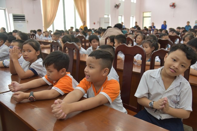 Ban Từ Thiện: Tặng quà Trung Thu cho các em học sinh thuộc xã Đôn Thuận, huyện Trảng Bàng, tỉnh Tây Ninh