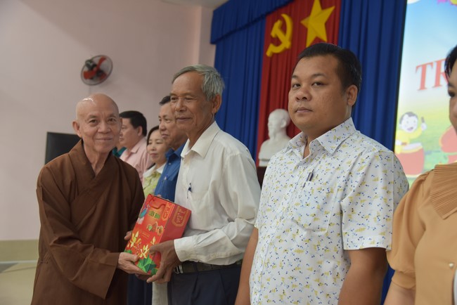 Ban Từ Thiện: Tặng quà Trung Thu cho các em học sinh thuộc xã Đôn Thuận, huyện Trảng Bàng, tỉnh Tây Ninh