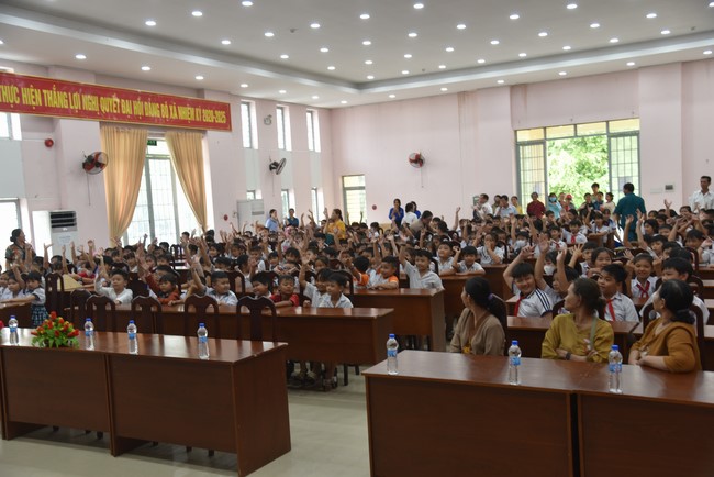 Ban Từ Thiện: Tặng quà Trung Thu cho các em học sinh thuộc xã Đôn Thuận, huyện Trảng Bàng, tỉnh Tây Ninh