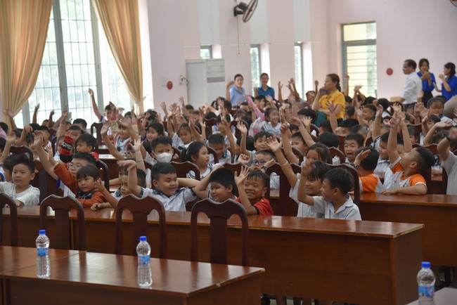 Ban Từ Thiện: Tặng quà Trung Thu cho các em học sinh thuộc xã Đôn Thuận, huyện Trảng Bàng, tỉnh Tây Ninh