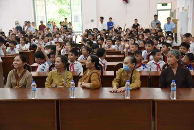 Ban Từ Thiện: Tặng quà Trung Thu cho các em học sinh thuộc xã Đôn Thuận, huyện Trảng Bàng, tỉnh Tây Ninh