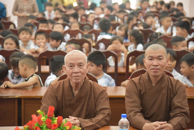 Ban Từ Thiện: Tặng quà Trung Thu cho các em học sinh thuộc xã Đôn Thuận, huyện Trảng Bàng, tỉnh Tây Ninh