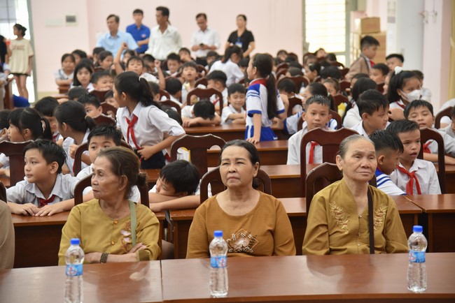 Ban Từ Thiện: Tặng quà Trung Thu cho các em học sinh thuộc xã Đôn Thuận, huyện Trảng Bàng, tỉnh Tây Ninh