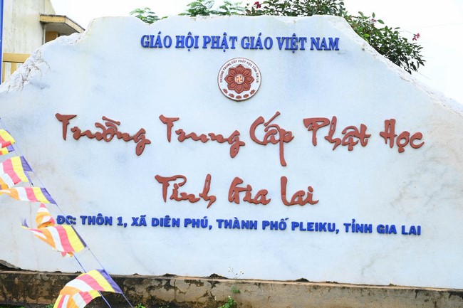 Quỹ đào tạo Tăng tài “Ngộ Chân Tử” cúng dường tại trường Trung cấp Phật học Gia Lai