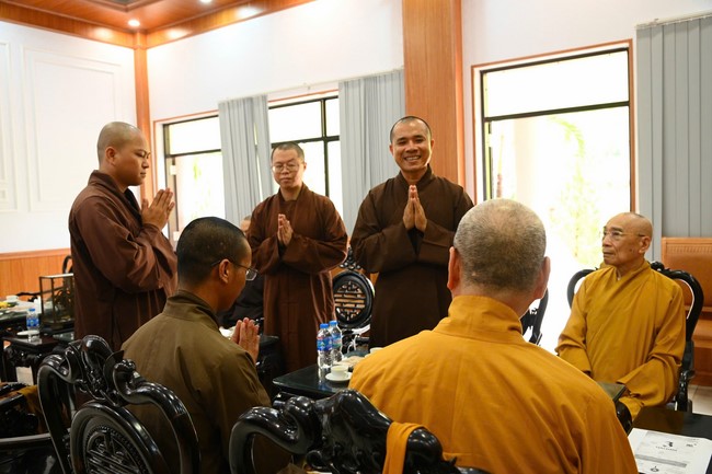 Quỹ đào tạo Tăng tài “Ngộ Chân Tử” cúng dường tại trường Trung cấp Phật học Thừa Thiên Huế và Học viện Phật giáo Việt Nam tại Huế.