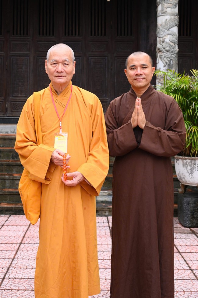 Quỹ đào tạo Tăng tài “Ngộ Chân Tử” cúng dường tại trường Trung cấp Phật học Thừa Thiên Huế và Học viện Phật giáo Việt Nam tại Huế.