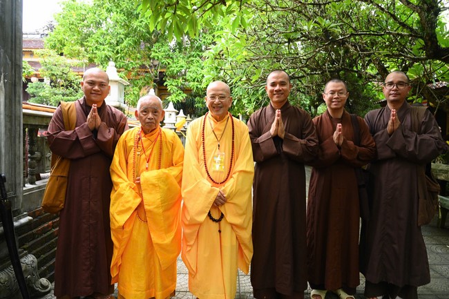 Quỹ đào tạo Tăng tài “Ngộ Chân Tử” cúng dường tại trường Trung cấp Phật học Thừa Thiên Huế và Học viện Phật giáo Việt Nam tại Huế.