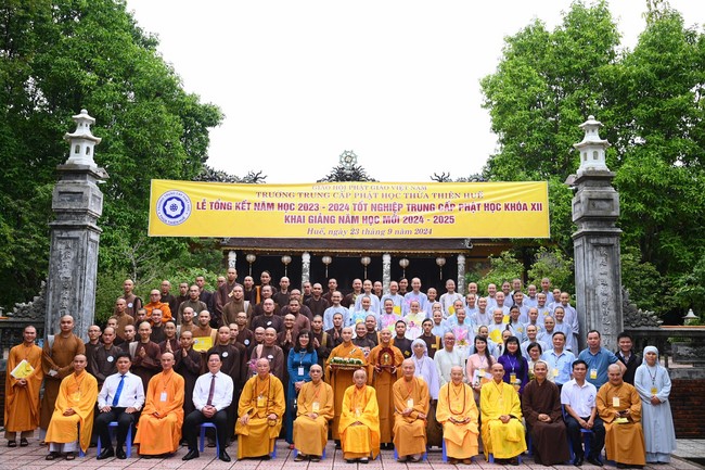 Quỹ đào tạo Tăng tài “Ngộ Chân Tử” cúng dường tại trường Trung cấp Phật học Thừa Thiên Huế và Học viện Phật giáo Việt Nam tại Huế.