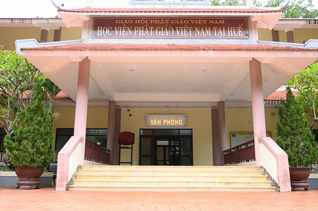 Quỹ đào tạo Tăng tài “Ngộ Chân Tử” cúng dường tại trường Trung cấp Phật học Thừa Thiên Huế và Học viện Phật giáo Việt Nam tại Huế.