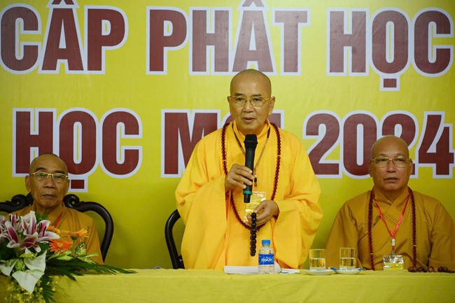 Quỹ đào tạo Tăng tài “Ngộ Chân Tử” cúng dường tại trường Trung cấp Phật học Thừa Thiên Huế và Học viện Phật giáo Việt Nam tại Huế.