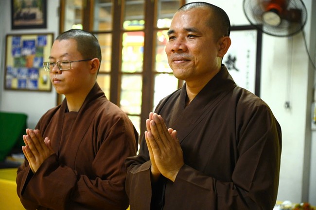 Quỹ đào tạo Tăng tài “Ngộ Chân Tử” cúng dường tại trường Trung cấp Phật học Thừa Thiên Huế và Học viện Phật giáo Việt Nam tại Huế.