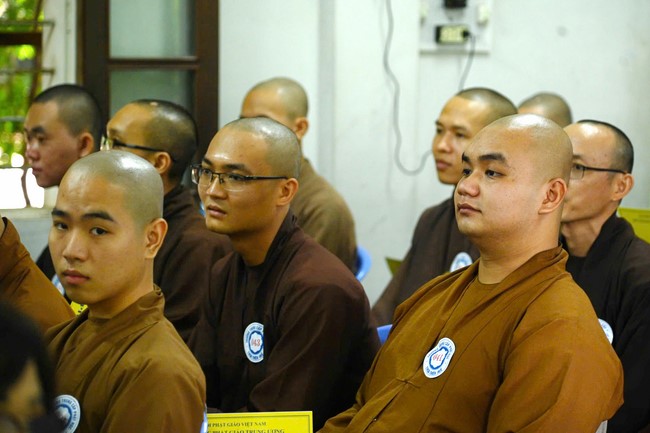 Quỹ đào tạo Tăng tài “Ngộ Chân Tử” cúng dường tại trường Trung cấp Phật học Thừa Thiên Huế và Học viện Phật giáo Việt Nam tại Huế.