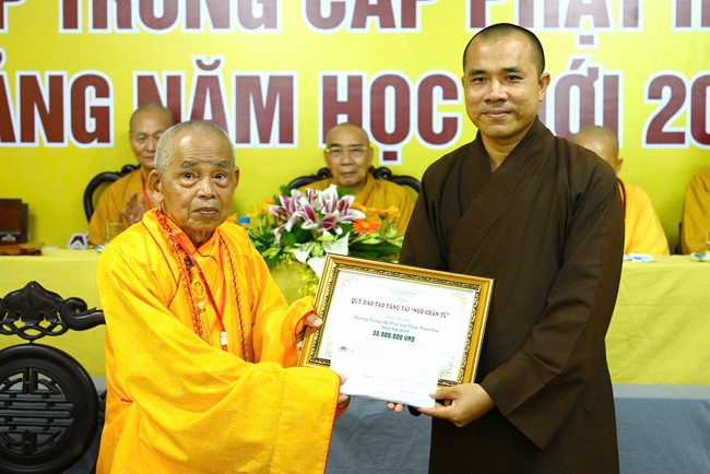 Quỹ đào tạo Tăng tài “Ngộ Chân Tử” cúng dường tại trường Trung cấp Phật học Thừa Thiên Huế và Học viện Phật giáo Việt Nam tại Huế.