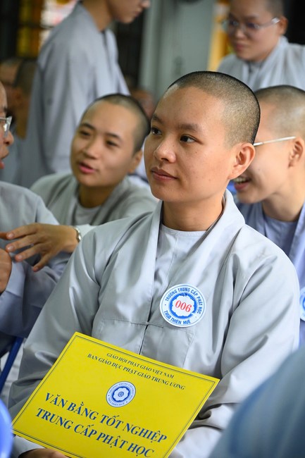 Quỹ đào tạo Tăng tài “Ngộ Chân Tử” cúng dường tại trường Trung cấp Phật học Thừa Thiên Huế và Học viện Phật giáo Việt Nam tại Huế.