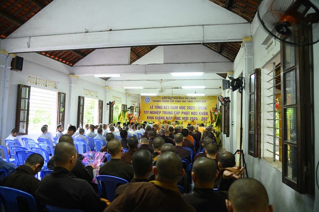 Quỹ đào tạo Tăng tài “Ngộ Chân Tử” cúng dường tại trường Trung cấp Phật học Thừa Thiên Huế và Học viện Phật giáo Việt Nam tại Huế.