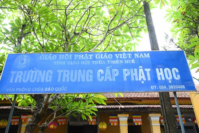 Quỹ đào tạo Tăng tài “Ngộ Chân Tử” cúng dường tại trường Trung cấp Phật học Thừa Thiên Huế và Học viện Phật giáo Việt Nam tại Huế.
