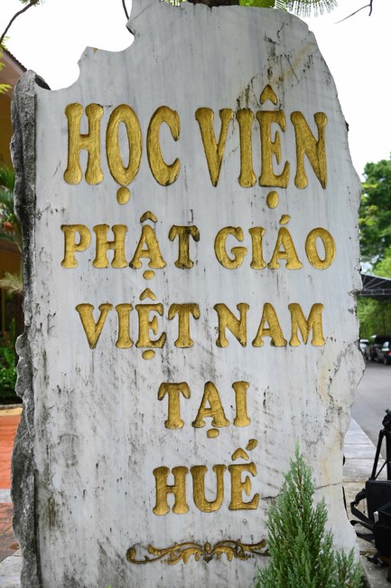 Quỹ đào tạo Tăng tài “Ngộ Chân Tử” cúng dường tại trường Trung cấp Phật học Thừa Thiên Huế và Học viện Phật giáo Việt Nam tại Huế.
