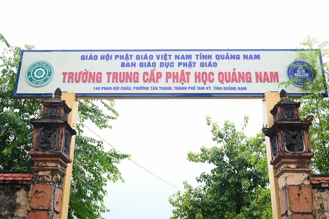 Quỹ đào tạo Tăng tài “Ngộ Chân Tử” cúng dường tại trường Trung cấp Phật học Quảng Nam