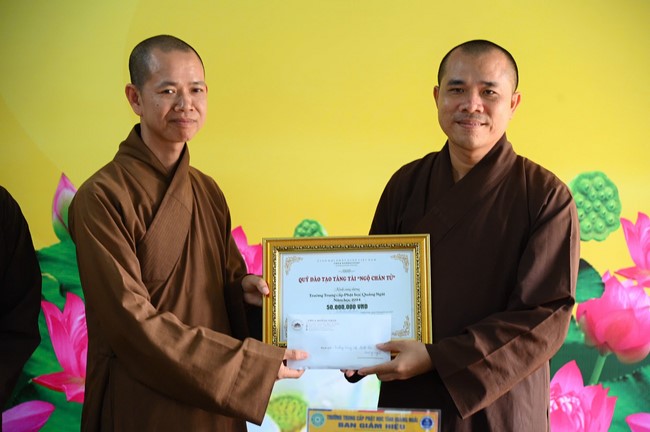 Quỹ đào tạo Tăng tài “Ngộ Chân Tử” cúng dường tại trường Trung cấp Phật học Quảng Ngãi