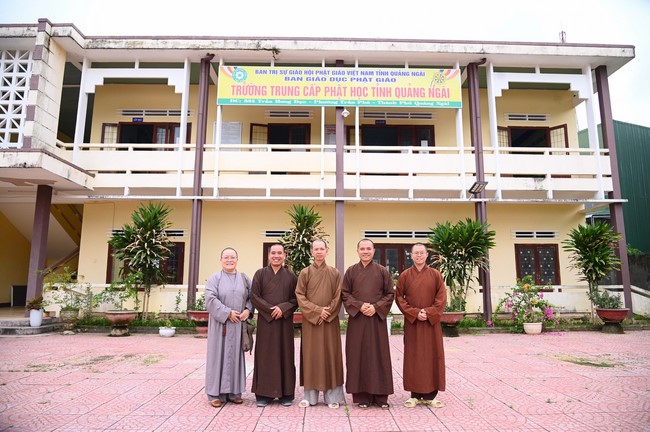Quỹ đào tạo Tăng tài “Ngộ Chân Tử” cúng dường tại trường Trung cấp Phật học Quảng Ngãi