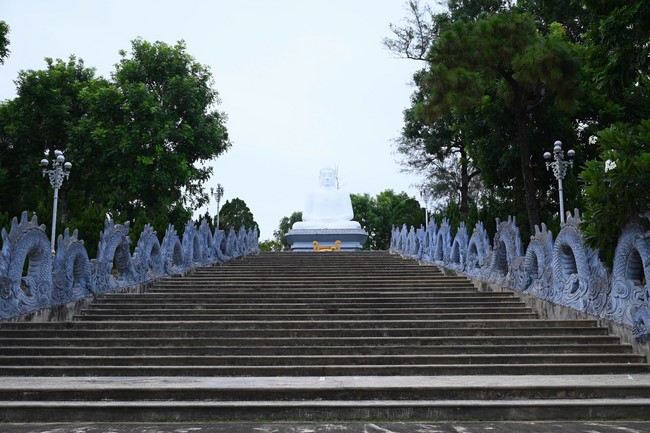 Donating to Binh Dinh Buddhist Intermediate School from NCT Education Talent Monk Fund